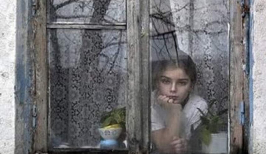 بالصورة.. وجه طفلة متوفية يظهر على زجاج نافذة والديها