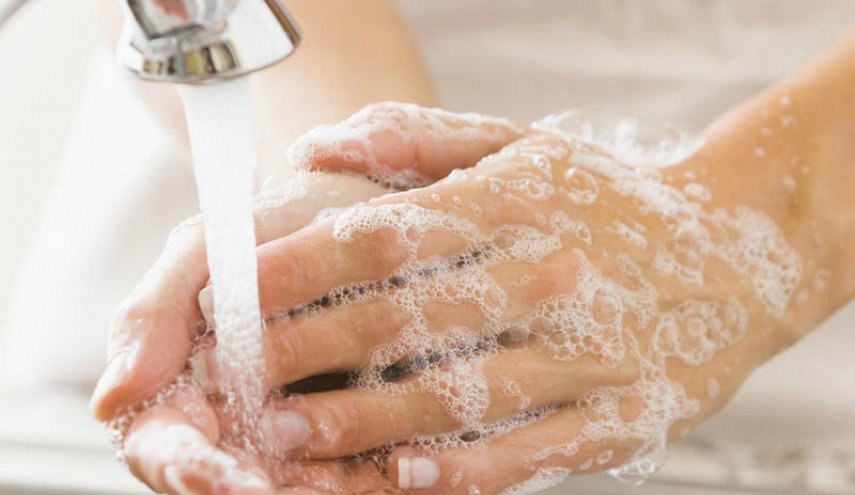 طبيبة روسية تحذر من خطورة الإفراط في غسل اليدين بالصابون والمطهرات
