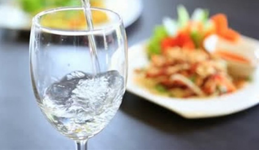 شرب الماء مع الاكل.. مضر أم مفيد لصحتنا؟