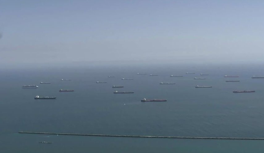 بلومبرغ: ملايين براميل النفط عائمة قبالة سواحل كاليفورنيا
