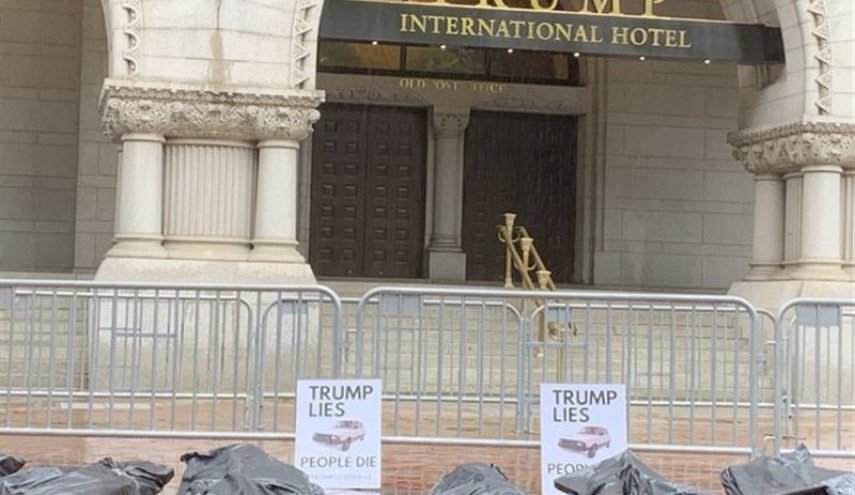 تجمع آمریکایی ها مقابل هتل ترامپ در اعتراض به نحوه مدیریت بحران کرونا
