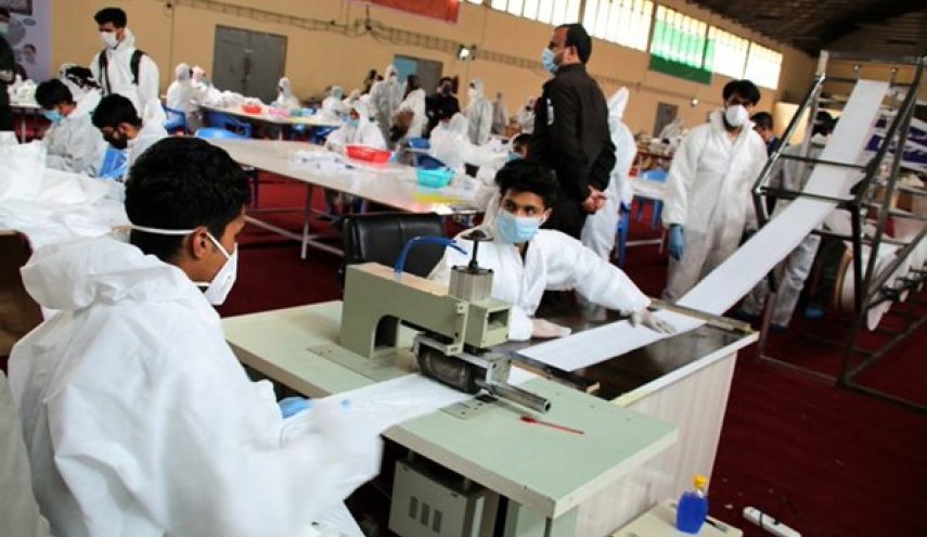 كوادر التعبئة في طهران تنتج ملايين الكمامات الطبية