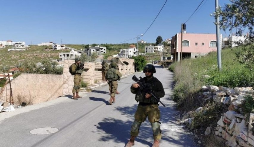 قوات الإحتلال ومستوطنون يقتحمون عدة بلدات في الضفة الغربية