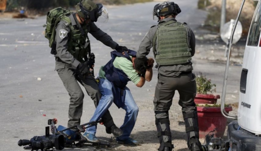 الاحتلال يواصل اعتقال 12 صحفيًا فلسطينيًا