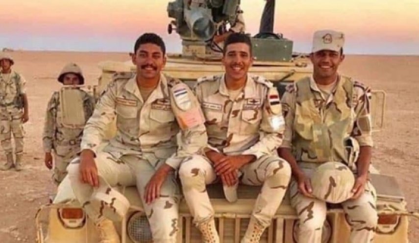 ما حقيقة تواجد ضابط جيش مصري ورفاقه في ليبيا؟ (صور)