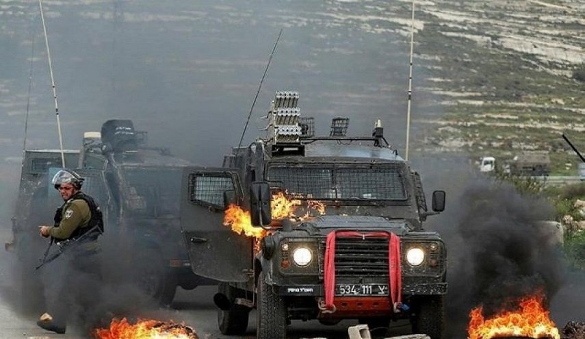شبان مقدسيون يحرقون مركبة عسكرية تابعة للاحتلال