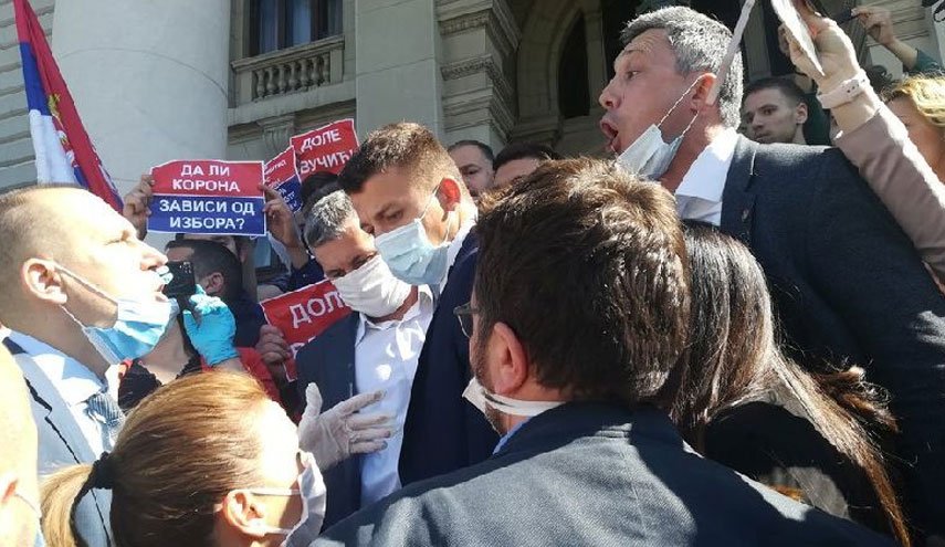 درگیری احزاب مخالف دولت صربستان با نمایندگان مجلس