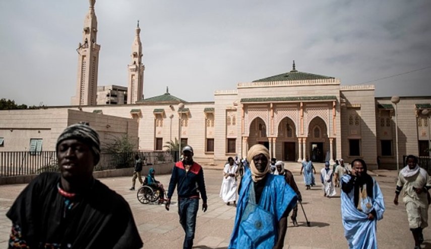 الموريتانيون يتقاطرون على المساجد بعد تخفيف تدابير العزل
