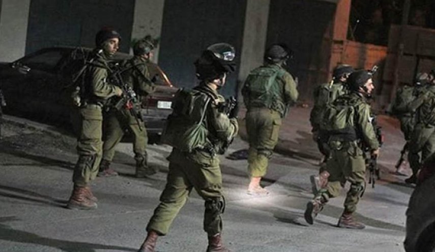 الاحتلال يعتقل 3 فلسطينيين من نابلس