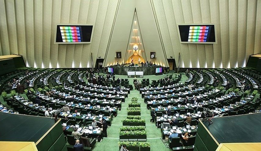 حضور ظریف در مجلس برای پاسخ به سوالات 10 نماینده ای که همگی غایب بودند