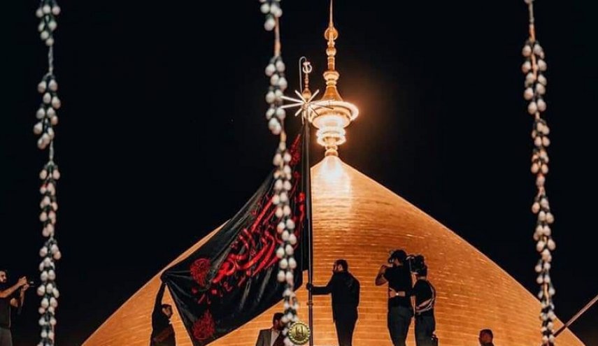 تصاویری از برافراشته شدن پرچم سیاه بر گنبد امام علی (ع)