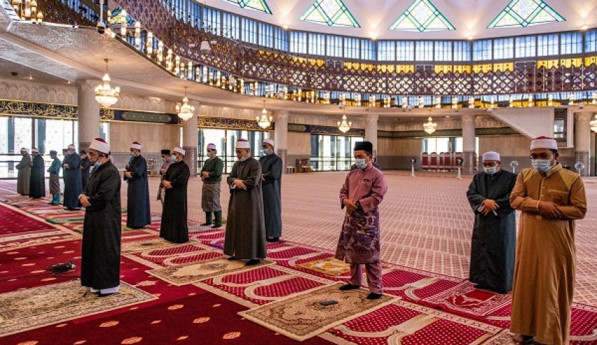 مساجد في ماليزيا تشهد صلاة الجمعة بعد إغلاق شهرين