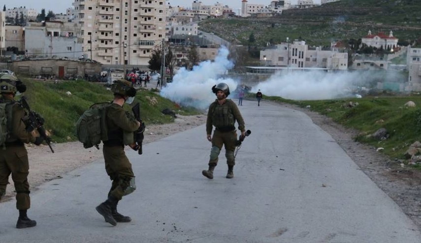 مواجهات عنيفة بين شبان فلسطينيين وجنود الاحتلال