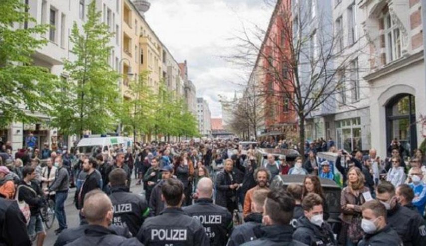 الآلاف يتظاهرون مجددا ضد قواعد التعامل مع كورونا في ألمانيا
