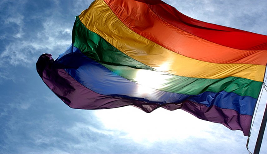 بالصور.. بعثة الاتحاد الأوربي ترفع علم المثليين في هذا البلد العربي!