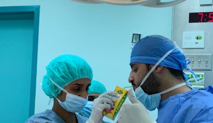 وجبة إفطار أثناء عملية جراحية للدماغ تجتاح مواقع التواصل (صورة)