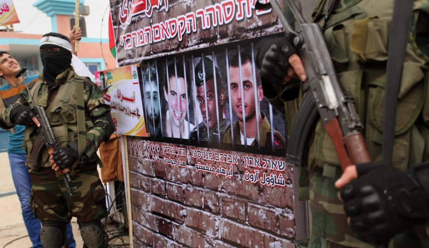 حماس تردّ على تصريحات غانتس بشأن الجنود الأسرى بغزة
