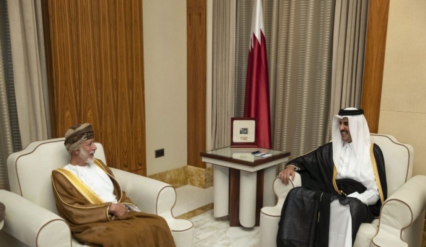 بن علوي يسلم رسالة لسلطان عمان الى أمير قطر