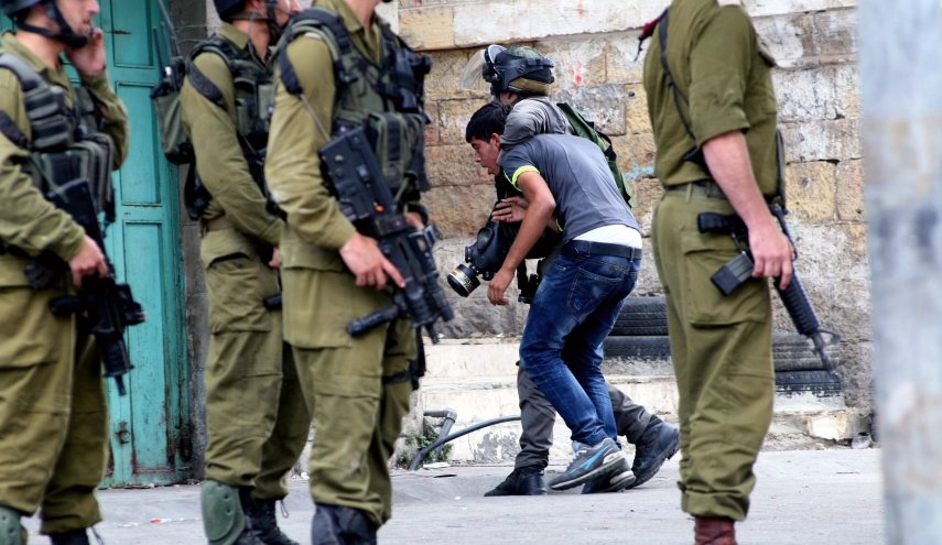 الاحتلال يعتقل 26 فلسطينيا بالضفة الغربية
