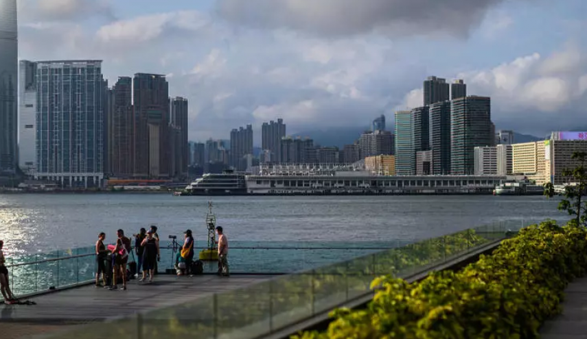 بورصة هونغ كونغ تتراجع أكثر من 4 بالمئة خلال الجلسة
