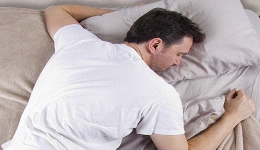 هذه الوضعية في النوم قد تصيبك بالزهايمر!