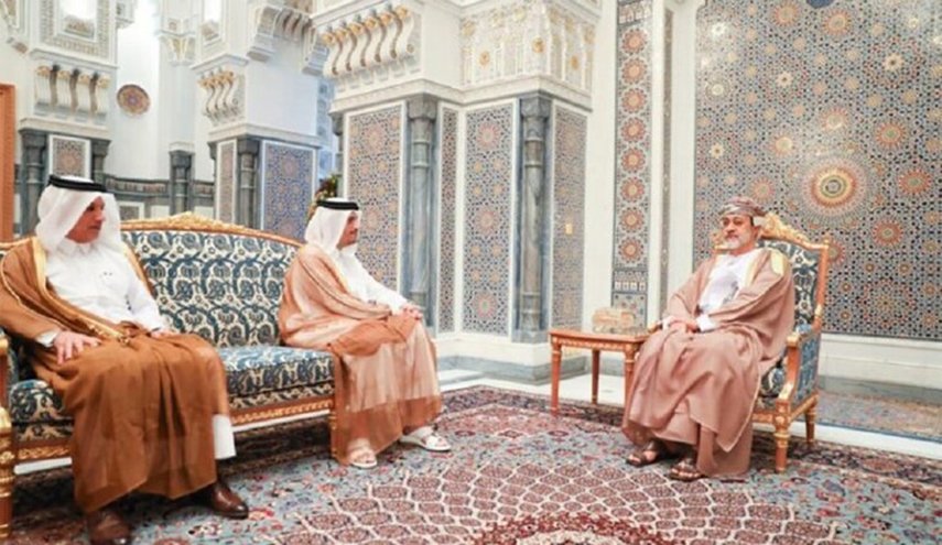 وزير خارجية قطر يسلم أمير الكويت رسالة بعد لقائه سلطان عمان