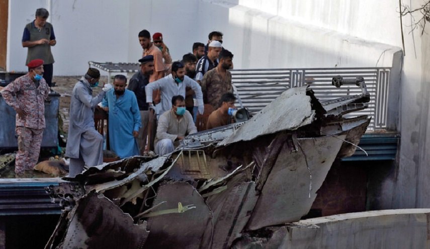 آخر اتصال مع الطائرة الباكستانية يوضح أسباب الكارثة