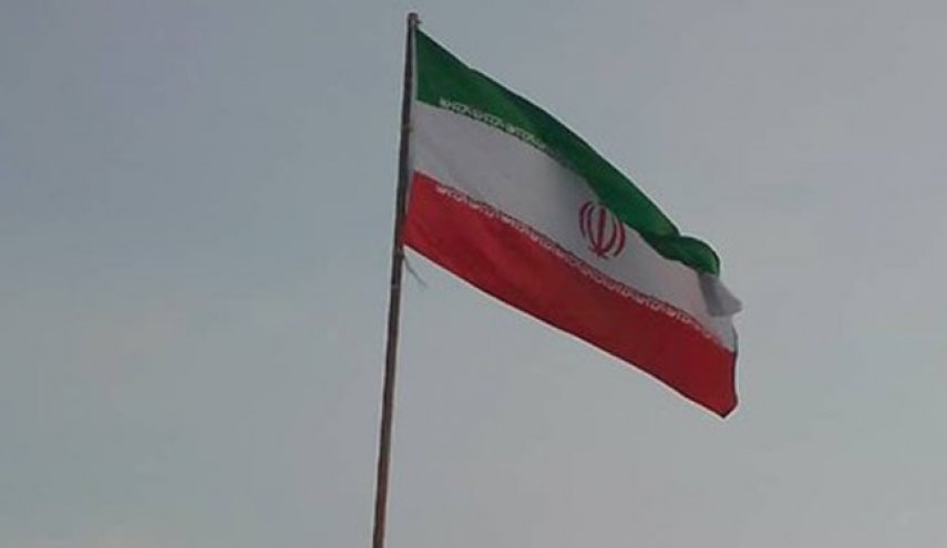 قدردانی جوانان ونزوئلایی از تهران با برافراشتن پرچم جمهوری اسلامی ایران
