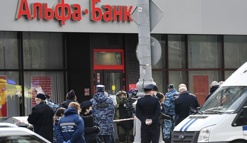 إعتقال شخص احتجز رهائن داخل بنك في موسكو
