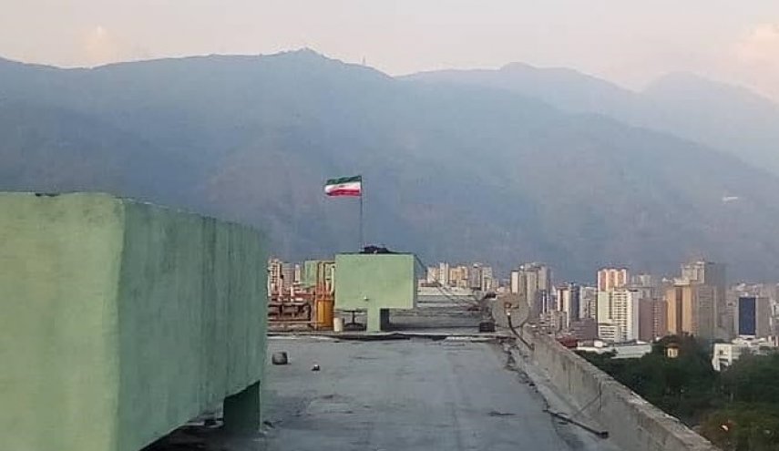  فنزويلا تشكر إيران برفع العلم الايراني أمام قبر تشافيز +صور