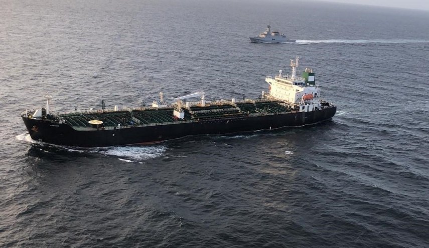 صور جديدة من ناقلة النفط الإيرانية في المياه الفنزويلية