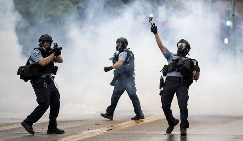  پلیس آمریکا تظاهرات علیه قتل یک سیاه‌پوست را به خشونت کشید+ عکس