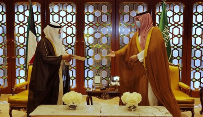 پیام مکتوب امیر کویت به شاه سعودی و تلاش برای حل بحران در شورای همکاری