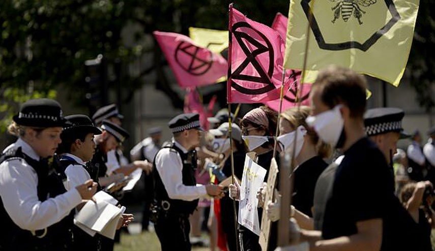 دستگیری معترضان به عملکرد دولت در مدیریت بحران کرونا در لندن به اتهام نقض قوانین قرنطینه