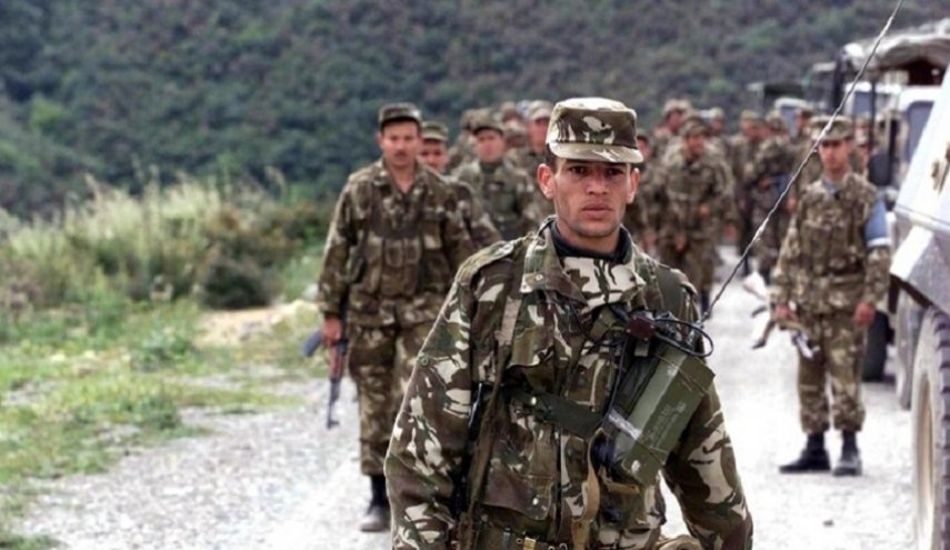 الجيش الجزائري يدمر أوكارا للمسلحين ويوقف تجار مخدرات ومنقّبين عن الذهب