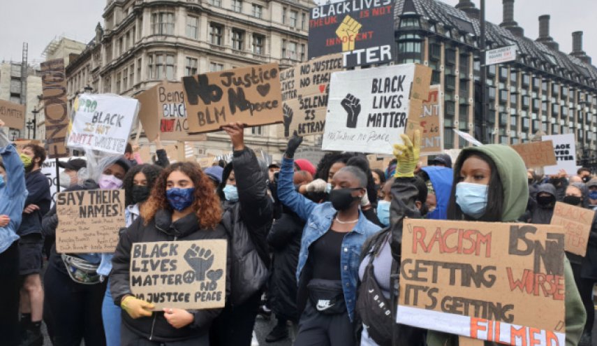 المظاهرات المناهضة لوباء العنصرية تعم عدة مدن في أنحاء العالم
