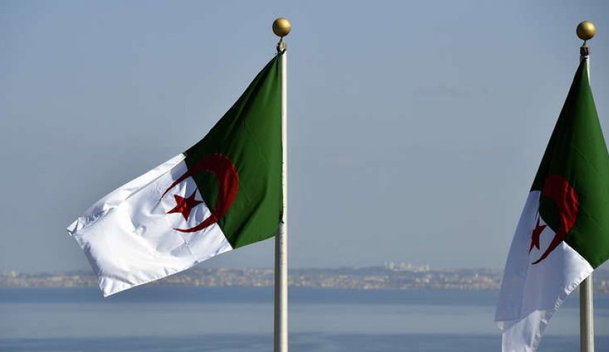 الجزائر تعلن وقوفها على مسافة واحدة من أطراف النزاع في ليبيا