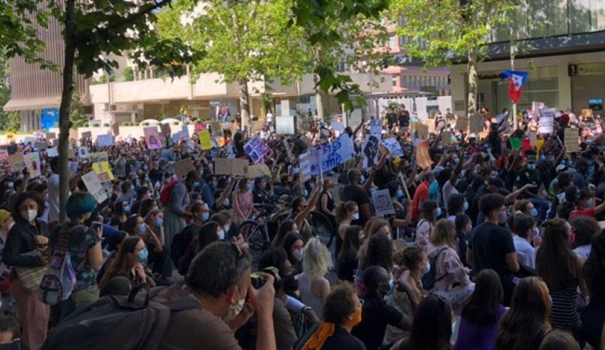 تظاهرات ضد آمریکایی شهروندان اسپانیایی مقابل سفارت آمریکا در «مادرید»
