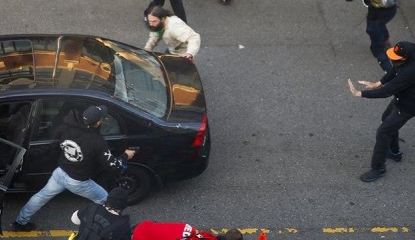 فیلم | حمله خودرو به معترضان آمریکایی در «سیاتل»؛ یک نفر زخمی شد
