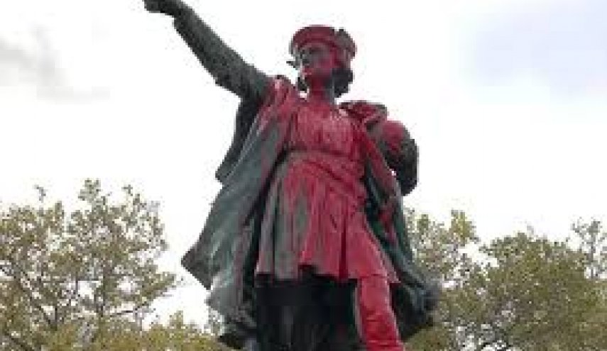 معترضان در ایالت ویرجینیا مجسمه کریستف کلمب را آتش زدند و به آب انداختند