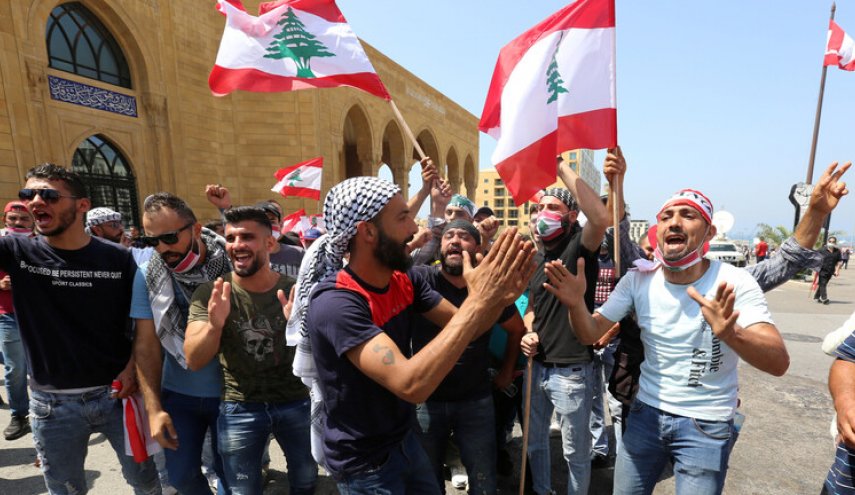 لبنان.. المحلات التجارية تقفل أبوابها إثر أنباء عن انهيار الليرة 