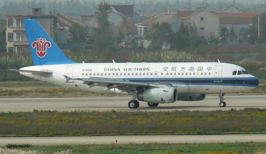 شركة طيران صينية تعلق رحلاتها بعد إصابات بكورونا
