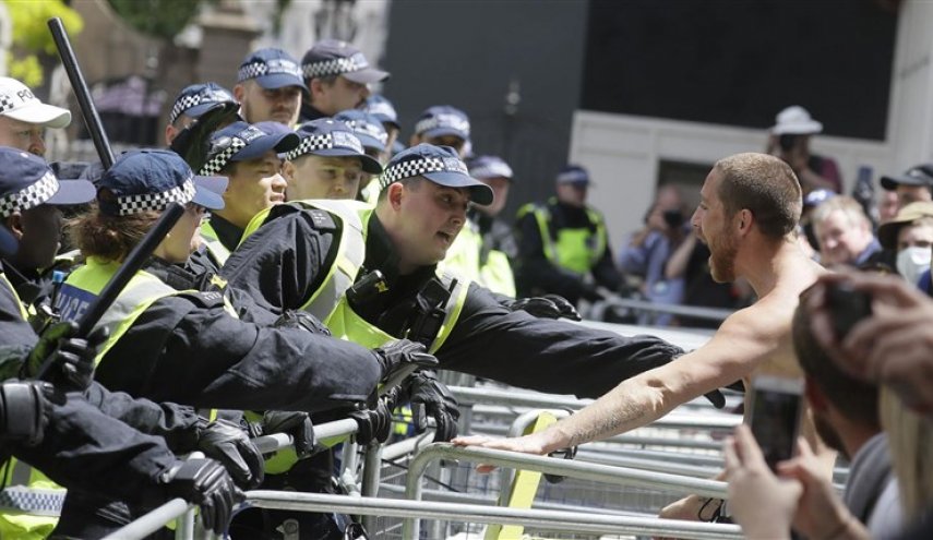 جانسون تظاهرات راست‌گرایان افراطی در لندن را «اوباش‌گری نژادپرستانه» توصیف کرد
