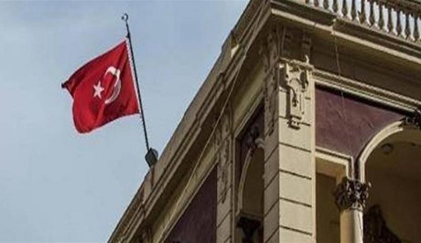 حاول رمي القمامة داخل السفارة التركيّة في لبنان و اعتقل