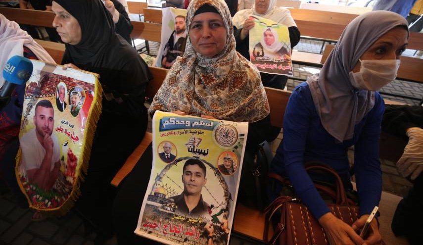 لجنة الأسرى في فلسطين تستأنف اعتصامها بغزة