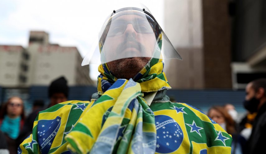خبير برازيلي يكشف عن أسباب حدة أزمة كورونا في بلاده
