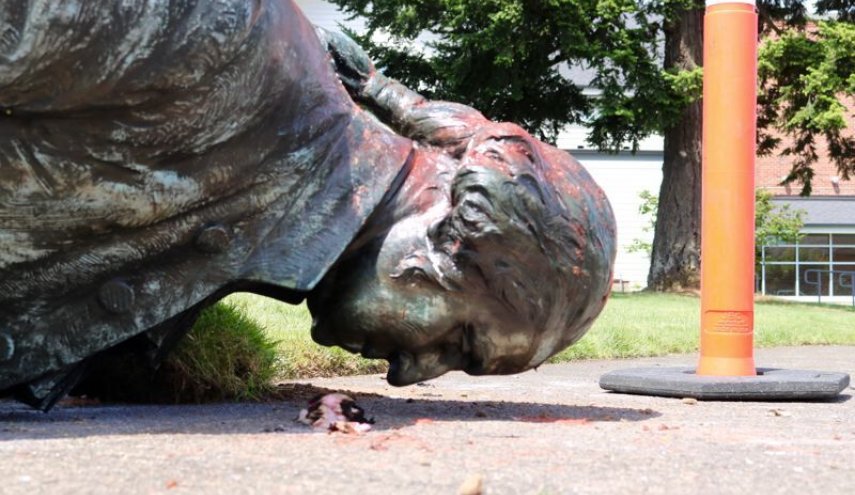 معترضان ضدنژادپرستی مجسمه «جورج واشنگتن» را واژگون کردند