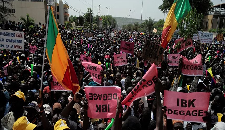 وسط احتجاجات ضخمة في مالي.. الأمم المتحدة تدعو للهدوء