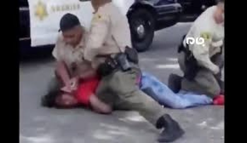 خشونت تمام عیار پلیس آمریکا در بازداشت جوان سیاه‌پوست + فیلم