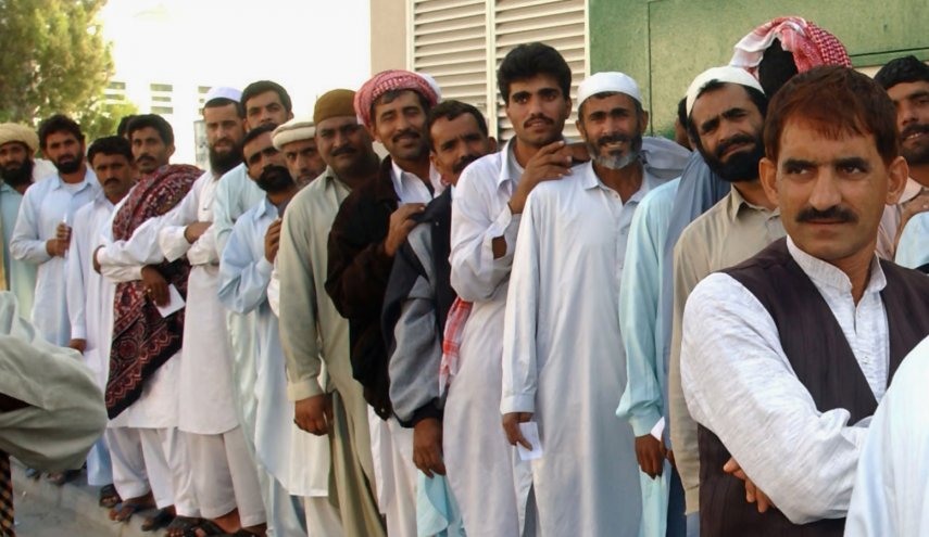 مئات الآلاف من الهنود والباكستانيين يطالبون بمغادرة الإمارات